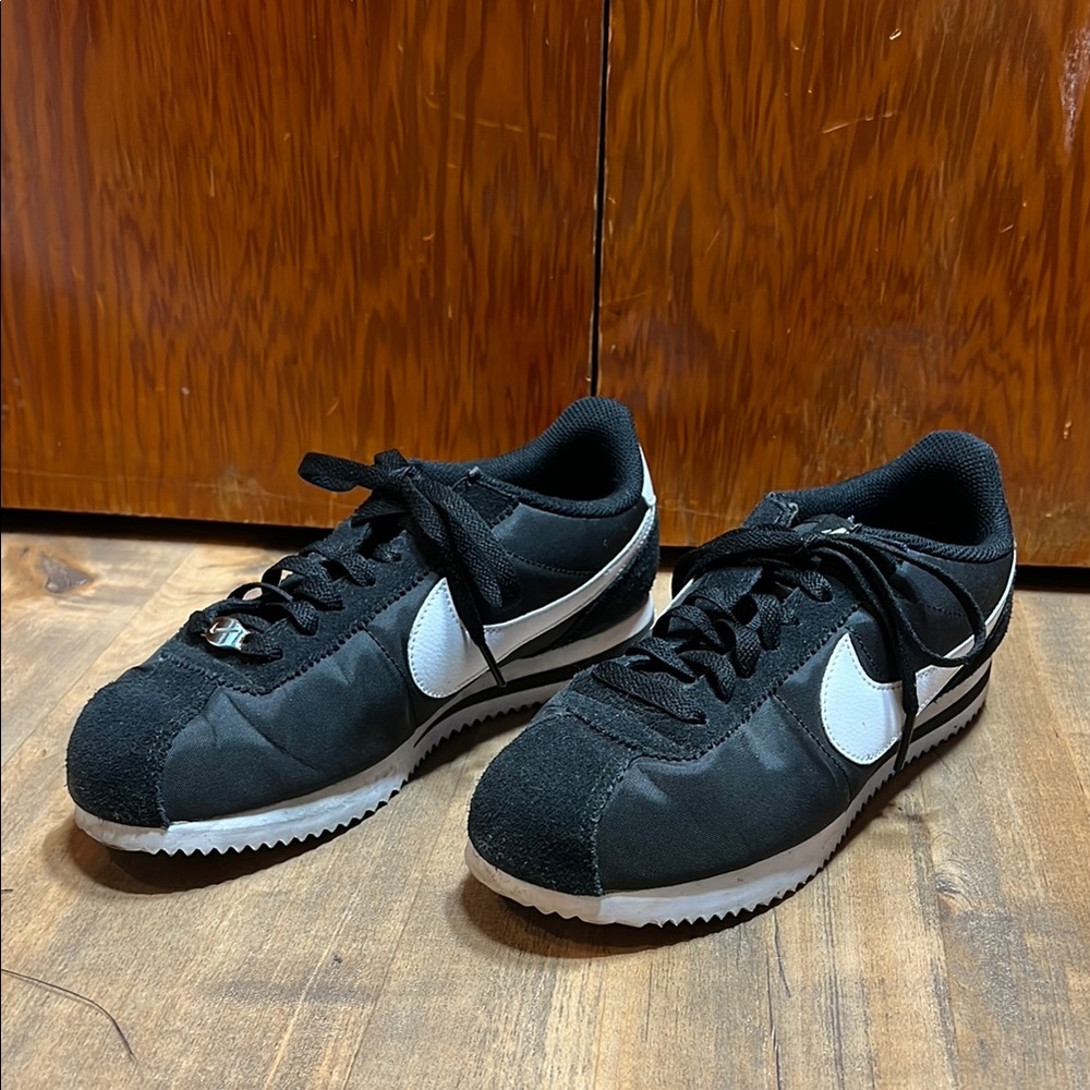 Nike women’s Cortez Black & white Sneakers